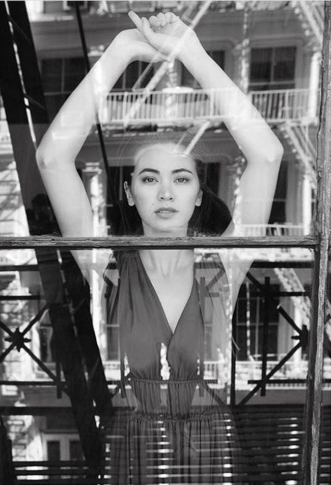 Ia semakin dikenal publik setelah membintangi serial Netflix Iron Fist. Penampilannya dalam Netflix mendapat banyak pujian. Foto: Instagram @jhenwick