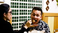 Dari foto ini Ussy mengungkap kalau Andhika adalah ‘anaknya’. Sebab ia selalu minta disuapi makan ketika ada Ussy disampingnya. Foto: Instagram ussypratama