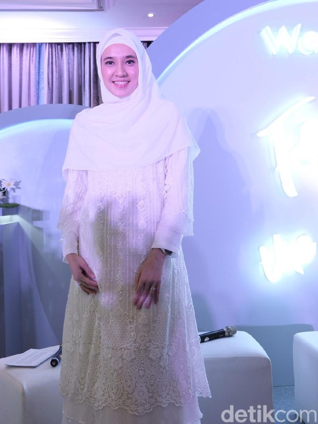 Selalu rutin melakukan perawatan kecantikan dengan penggunaan skincare, Dhini Aminarti juga menjaga kulit wajahnya dengan gaya hidup sehat. Mulai dari mengonsumsi makanan sehat hingga berolahraga. Foto: Anggi Mayasari / Wolipop
