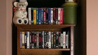 Di penginapan ini ada TV lawas plus pemutar kaset VHS yang bisa dipakai. Traveler bisa menonton lebih dari 50 judul film yang tersedia. (dok. Airbnb)Foto: (dok. Airbnb)