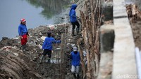 Sejumlah pekerja dikerahkan untuk memperbaiki tanggul Kali Sunter di kawasan Jakarta Timur tersebut.
