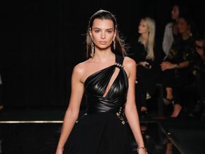 7 Gaya Emily Ratajkowski di Catwalk, Tetap Seksi Tanpa Lingerie