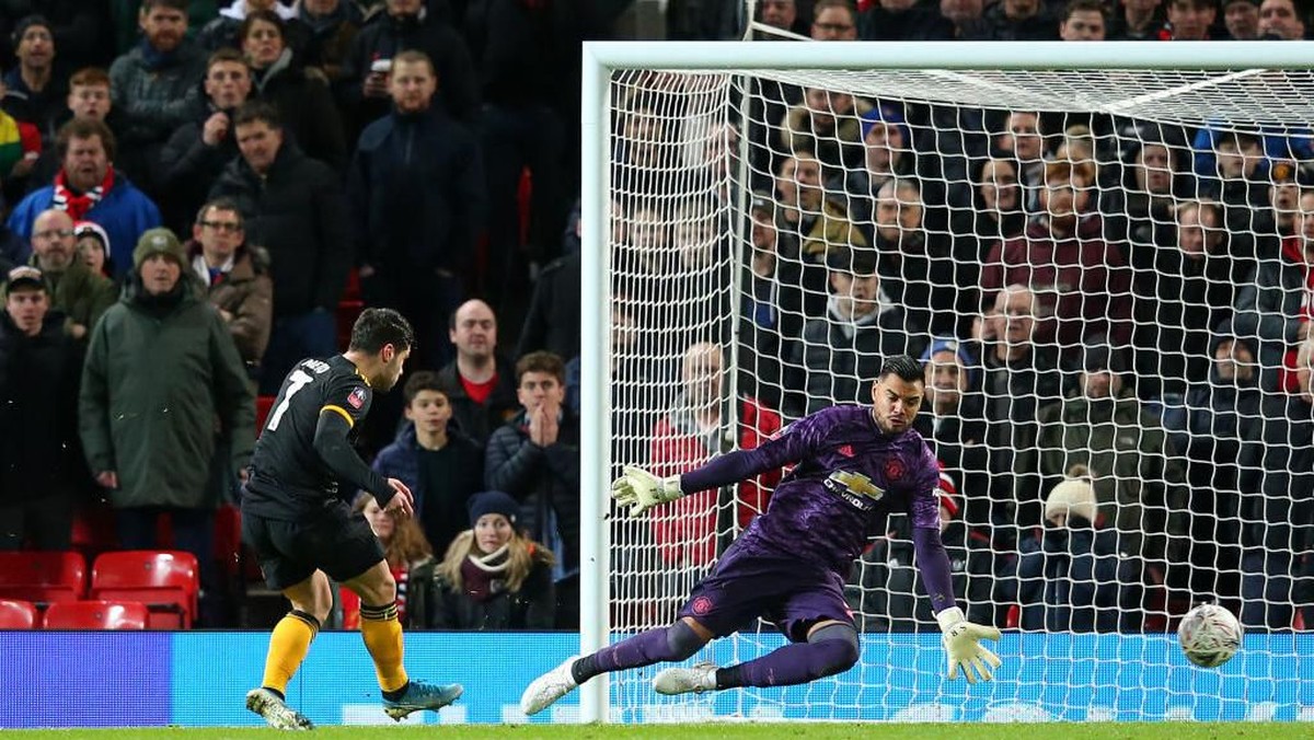 Gol Pedro Neto ke gawang MU dianulir wasit usai meninjau VAR (Foto: Photo by Alex Livesey/Getty Images)