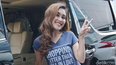 Awas Salah Fokus dengan Kaus Ayu Ting Ting