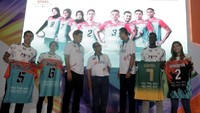 Dio Zulfikri, Wang Chen, Pelatih Tim Putri Jakarta BNI 46 Walfridus Wahyu, Direktur Human Capital & Kepatuhan BNI Endang Hidayatullah, Pelatih Tim Putra Jakarta BNI 46 Samsul Jais, Osmel Camejo Durruthy, dan Shella Bernadetha Onnan saat menunjukkan jersey Tim Voli Jakarta BNI 46 di Jakarta, Kamis (16 Januari 2020). (Dok. BNI)