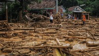 Banjir bandang dan longsor yang terjadi di sejumlah kawasan di Lebak, Banten, pada Rabu (1/1) lalu membuat warga yang terdampak bencana mengungsi ke tempat yang aman. Tak sedikit warga yang kembali ke rumah mereka untuk menyelamatkan barang-barang berharga maupun membersihkan rumah mereka yang kotor dan rusak akibat banjir bandang tersebut.