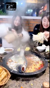 Di restoran hot pot biasanya semua bahan disediakan oleh restoran. Uniknya kini ada tren unik di China, pengunjung selundupkan ikan dan ayam mentah di