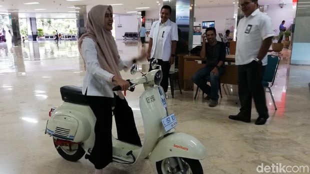 Vespa yang sudah diubah jadi motor listrik