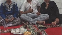 Kalau momen yang satu ini, Uus setelah menjalankan ibadah di masjid, selesainya dihidangkan kopi dan kue-kue camilan dengan berbagai jenis di depannya. Foto: Instagram @uusbiasaaja