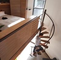 Kamar tidur pada rumah ini terletak pada lantai dua rumah. Untuk sampai ke kamar tidur tersebut, kamu hanya perlu menaiki tangga melingkar di samping rumah. Selain itu, Christopher juga memasang proyektor sehingga dirinya bersama sang istri bisa menonton film di sebrang tempat tidurnya tersebut. Foto: dok. buzznick