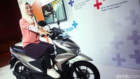 Sambil tertawa, dia terlihat duduk manis di atas Honda BeAT.