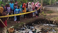 Pantauan di lokasi, RT 03/RW 01, Desa Pogung Jurutengah, Kecamatan Bayan, Kamis (16/1/2020) sore, warga yang silih berganti datang tak bisa mendekat karena di sekeliling pagar Keraton Agung Sejagat masih terpasang garis polisi.