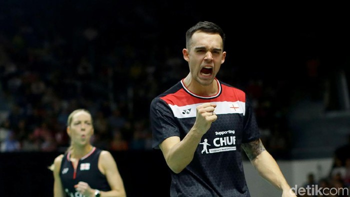 Ganda campuran Tontowi Ahmad/Apriyani Rahayu ditumbangkan wakil Inggris Chris Adcock/Gabriel Adcock. Tontowi/Apriyani takluk dua gim langsung 9-21, 12-21.
