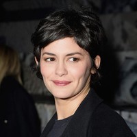 Wanita Prancis menyukai penampilan yang terkesan effortless. Mereka memilih potongan rambut yang tidak perlu terlalu banyak di-styling. Untuk riasan wajah para wanita Prancis lebih suka makeup minimalis atau no makeup look, dengan bulu mata lentik dan bibir bersemu merah. Foto: Pascal Le Segretain/Getty Images