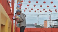 Klenteng Kwam Im di Palembang juga turut berbenah menyambut Imlek. Berbagai aktivitas mulai dari bersih-bersih hingga mengecat pagar klenteng dilakukan untuk mempercantik lingkungan klenteng jelang Imlek. Antara Foto/Feny Selly.