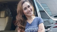 Namun ada tulisan di kaus Ayu yang membuat salah fokus. Pool/Palevi S/detikFoto.