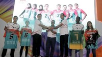 (Ka-Ki) Dio Zulfikri, Wang Chen, Pelatih Tim Putri Jakarta BNI 46 Walfridus Wahyu, Direktur Human Capital & Kepatuhan BNI Endang Hidayatullah, Pelatih Tim Putra Jakarta BNI 46 Samsul Jais, Osmel Camejo Durruthy, dan Shella Bernadetha Onnan saat menunjukkan jersey Tim Voli Jakarta BNI 46 di Jakarta. (Dok. BNI)