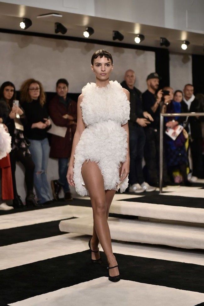 Emily Ratajkowski tampil sebagai model untuk fashion show Tomo Koizumi di New York Fashion Week 2019. Foto: Steven Ferdman/Getty Images