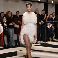 Emily Ratajkowski tampil sebagai model untuk fashion show Tomo Koizumi di New York Fashion Week 2019. Foto: Steven Ferdman/Getty Images