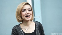 Istri Galih Ginanjar itupun mengaku kaget mendapat undangan tersebut. Pool/Palevi S/detikFoto.