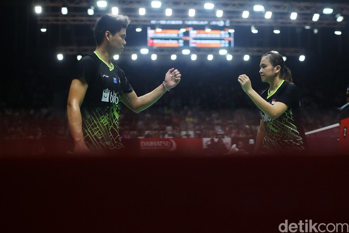 Praveen Jordan/Melati Daeva Oktavianti melaju ke perempatfinal Indonesia Masters 2020 setelah mengalahkan Lee Yang/Yang Ching Tun dengan skor 20-22, 21-12, 21-12 di Istora Senayan, Jakarta, Kamis (16/1/2020).
