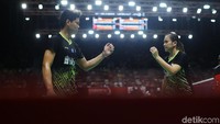 Praveen/Melati merayakan kemenangan usai mengalahkan Lee Yang/Yang Ching Tun.