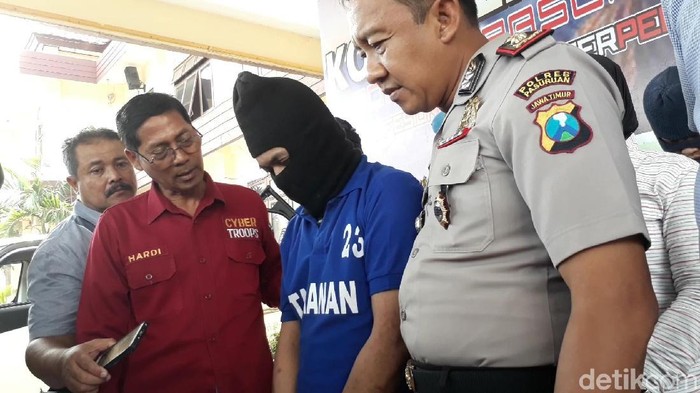 Polisi Kabupaten Pasuruan menggerebek sepasang kekasih dan pelanggannya yang melakukan hubungan seks bertiga atau threesome. Mereka digerebek di Hotel Baobab Safari Resort, Prigen saat berhubungan badan.
