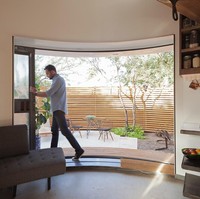 Untuk bagian pintu, Christopher memilih untuk mengikuti bentuk silo yang melingkar. Dirinya memilih pintu geret yang dapat dibuka dan ditutup dengan mudah. Pintu geret ini membuka akses ke area teras atau taman di depan rumah. Foto: dok. buzznick