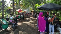 Sejumlah warga berjualan di lokasi Keraton Agung Sejagat.