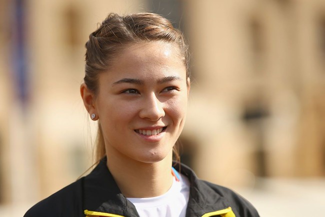 Kebanyakan wanita Australia senang beraktivitas di bawah sinar matahari, misalnya berjemur di pantai. Mereka lebih suka tampilan wajah yang terlihat fresh, berkilau dan cantik alami. Untuk tatanan rambut umumnya wanita Australia suka gaya bergelombang acak. Foto: Mark Kolbe/Getty Images