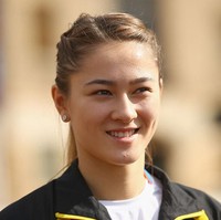 Kebanyakan wanita Australia senang beraktivitas di bawah sinar matahari, misalnya berjemur di pantai. Mereka lebih suka tampilan wajah yang terlihat fresh, berkilau dan cantik alami. Untuk tatanan rambut umumnya wanita Australia suka gaya bergelombang acak. Foto: Mark Kolbe/Getty Images