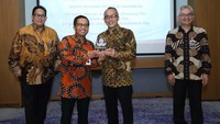 Usai penandatanganan kerja sama kedua pihak bertukar cenderamata.