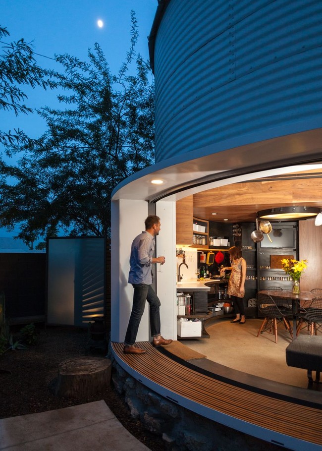 Bagian luar rumah sengaja di cat putih untuk memperbaiki pantulan matahari sehingga suhu di dalam rumah bisa tetap terjaga. Dari luar, rumah ini terlihat sangat modern dan cantik bukan? Foto: dok. buzznick