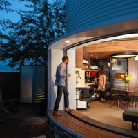 Bagian luar rumah sengaja di cat putih untuk memperbaiki pantulan matahari sehingga suhu di dalam rumah bisa tetap terjaga. Dari luar, rumah ini terlihat sangat modern dan cantik bukan? Foto: dok. buzznick