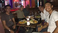 Berbeda dengan momen kulinerannya ini. Uus dan beberapa temannya nongkrong seru di sebuah kafe, sambil ngeshisha dan makan kenyang. Foto: Instagram @uusbiasaaja