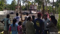 Keraton Agung Sejagat yang didirikan oleh Raja Toto Santoso di Kabupaten Purworejo, Jawa Tengah masih menjadi tontonan warga.  