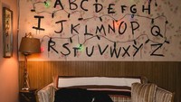 Yang menarik adalah replika tulisan alfabet di dinding yang dihiasi dengan kerlap-kerlip lampu Natal. Dinding inilah yang digunakan Joyce (Winona Ryder) untuk menghubungi Will (Noah Schnapp) pada musim perdana serial ini tayang. (dok. Airbnb)