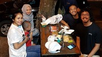 Sesama komika, Uus dan Gilbas kompak ajak pasangan masing-masing untuk kulineran di malam hari. Momennya pun turut diabadikan dalam sebuah foto ini. Foto: Instagram @uusbiasaaja