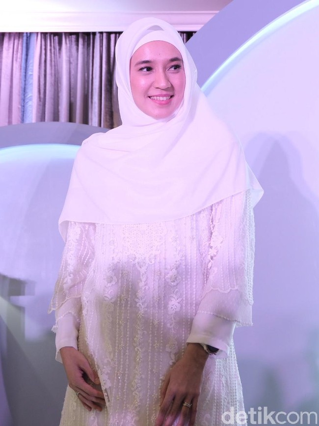 “Aku cukup apik banget biarpun memakan waktu yang cukup lama untuk perawatan. Setiap hari bersihin muka, cleansing, facial wash, essence, serum. Aku keluar atau nggak keluar pasti bersihin muka,” terang Dhini Aminarti. Foto: Anggi Mayasari / Wolipop