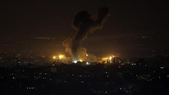 Israel diketahui melakukan serangan udara ke kawasan Kota Gaza. Serangan itu disebut menargetkan beberapa situs militer Hamas. Berikut potretnya.