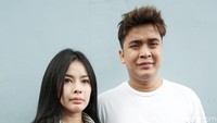 Kebersamaan Billy Syahputra dan kekasih. Foto: Palevi S/detikFoto