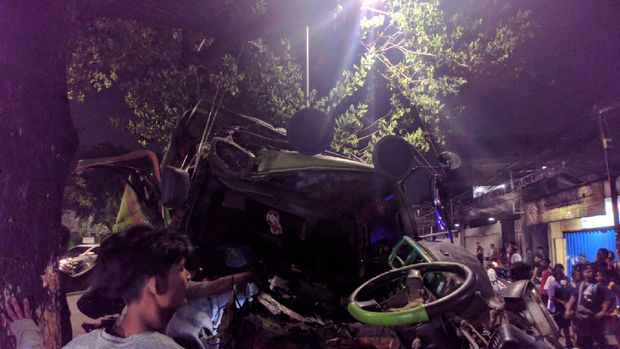Truk Naik ke Median Jalan-Tabrak Pohon di Jakpus, Lalin Tersendat