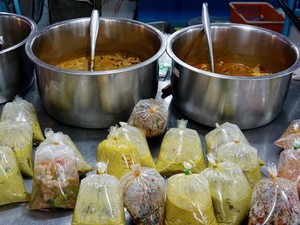 Kebiasaan Membungkus Makanan Panas Pakai Plastik Bisa Picu Kanker Payudara