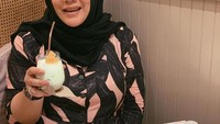 Punya gigi yang sensitif tapi Risa tidak takut untuk meminum es milkshake serta dessert manis berupa cupcake kesukaannya. Foto: Instagram @risa_saraswati