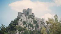 Chateau de Monstegur, sebuah istana di Prancis Selatan yang terletak di puncak tebing curam. Setelah terjadi pengepungan kastil selama 10 bulan, 200 orang tewas dalam api unggun. (Jm_sbd/instagram)