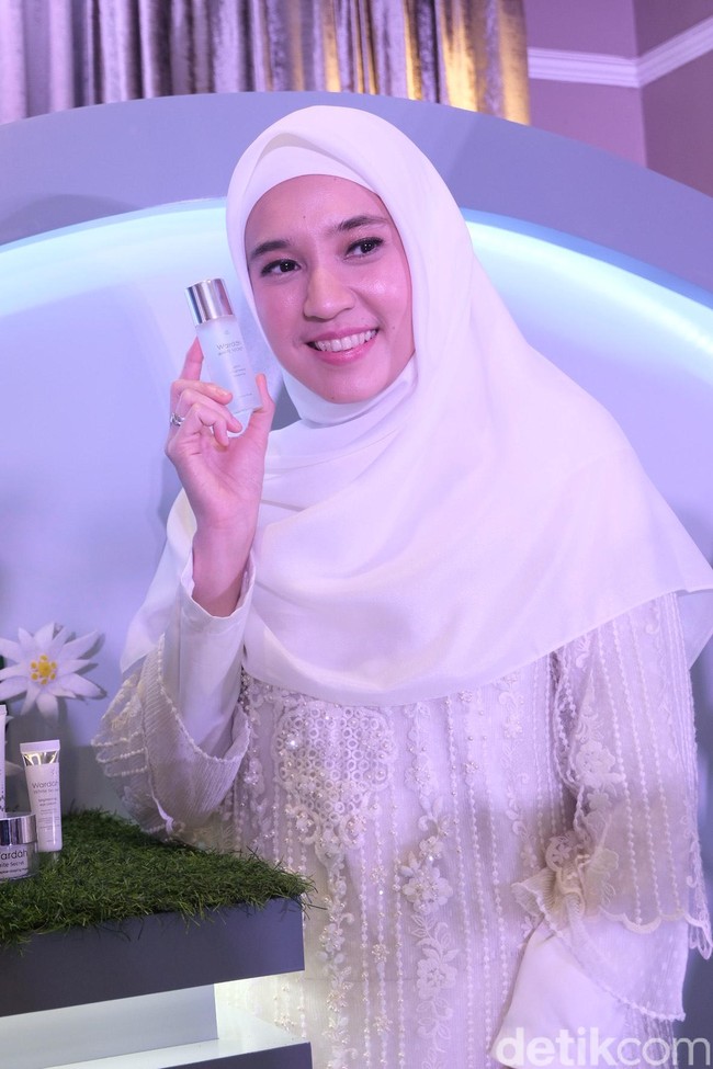“Pembersih sabun bayi, dan untuk perawatan itu konsultasi sama dokter, karena kan dokter tahu dan rekomendasiin kalau remaja itu cocoknya pakai apa,” ungkap Dhini saat acara Talkshow Wardah White Secret Series di Gran Mahakam Hotel, Jakarta Selatan, Kamis (16/1/2020). Foto: Anggi Mayasari / Wolipop