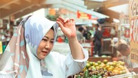 Menjadi seorang istri yang baik, wanita kelahiran Bandung ini pun tak pernah ketinggalan berbelanja sendiri ke pasar. Lihat nih Risa tetap cantik kan walaupun pergi berbelanja buah? Foto: Instagram @risa_saraswati