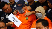 Para pelaku nampak mengenakan masker saat dihadapkan di depan awak media.