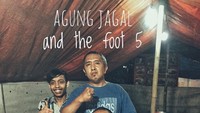 7 tahun tinggal di Bandung, tentunya Uus punya tempat makan favorit. Bukan restoran mewah, melainkan warung kaki lima. Seperti pada momen ini, Uus sempatkan untuk berfoto bersama dengan pemilik warung. Foto: Instagram @uusbiasaaja