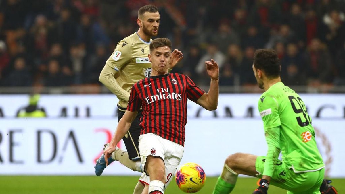 Krzysztof Piatek meredup di AC Milan musim ini. (Foto: Marco Luzzani/Getty Images)